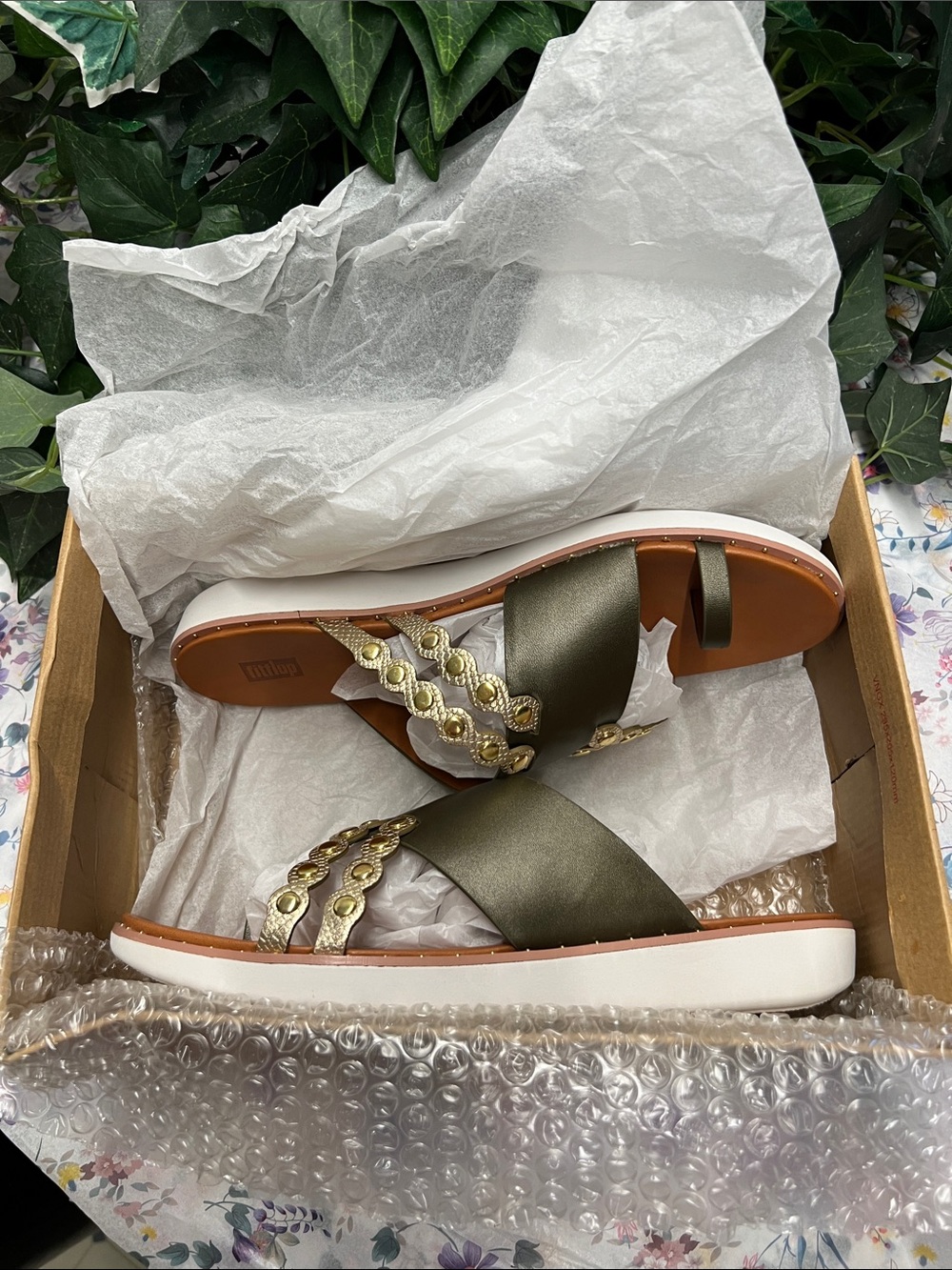 NIB-Fitflop Avocado & Tan Leather Toe Post Sandals With Gold Scallops Size 10 - Picture 16 of 16
